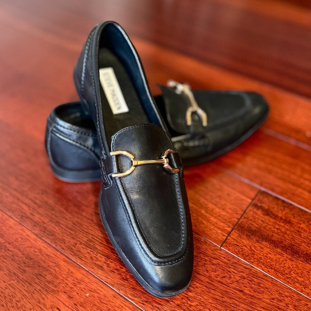 Steve Madden Carrine Loafers in Black Leather with Gold Hardware - Size 8 Womens